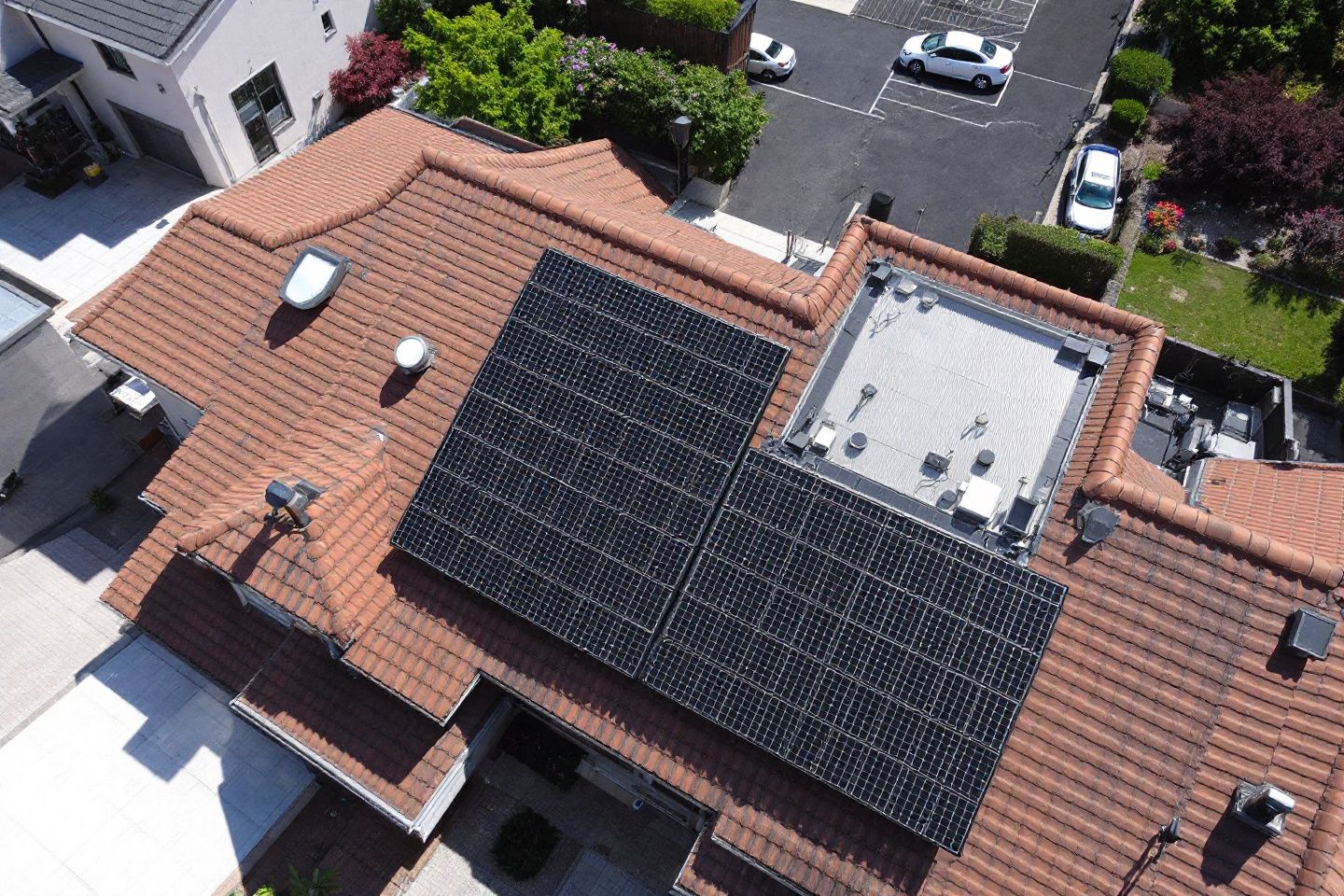 Est-il possible de combiner tuiles solaires et panneaux solaires sur un même toit ?
