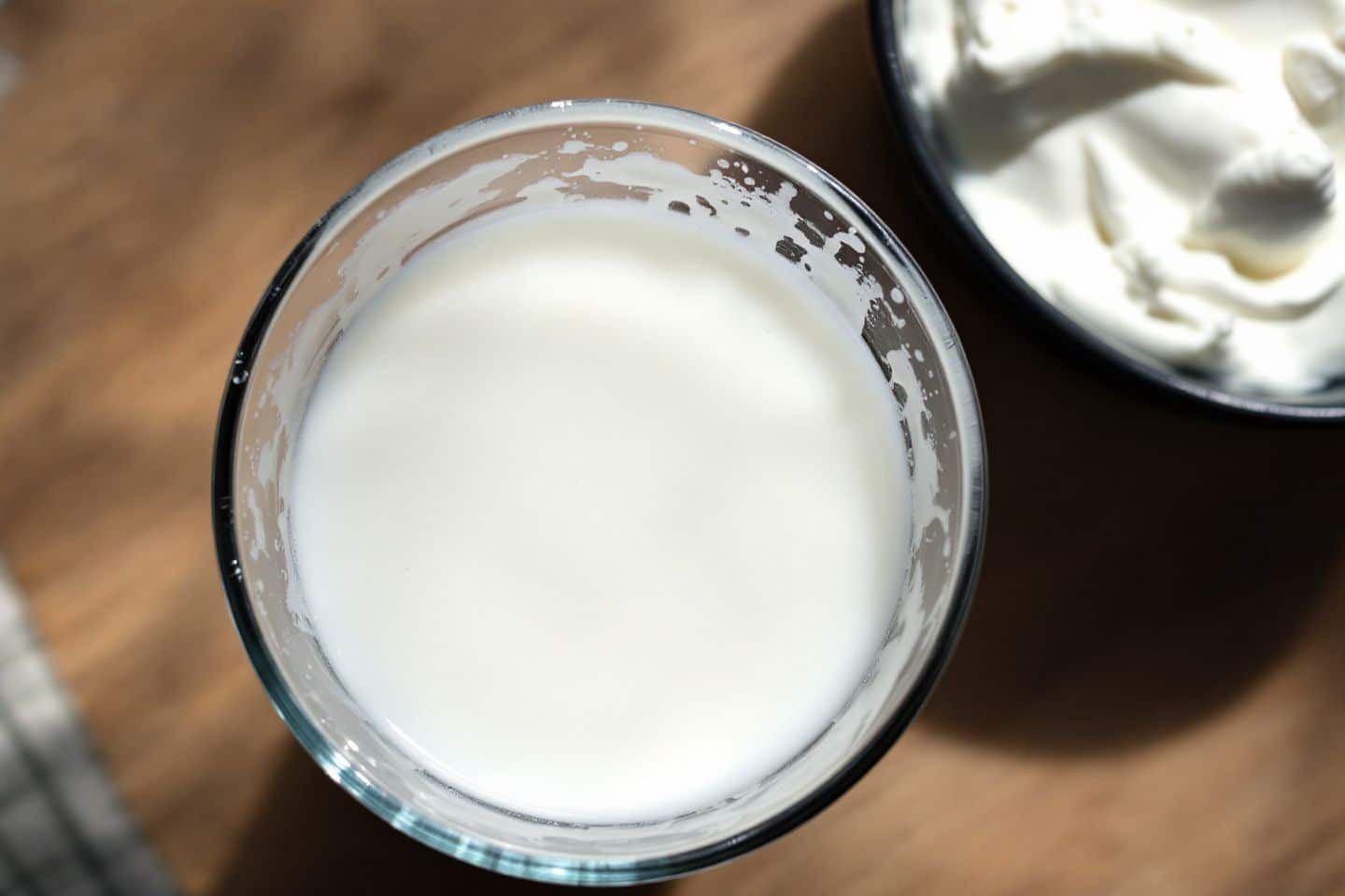 Quelle est la différence entre le lait caillé et le yaourt?